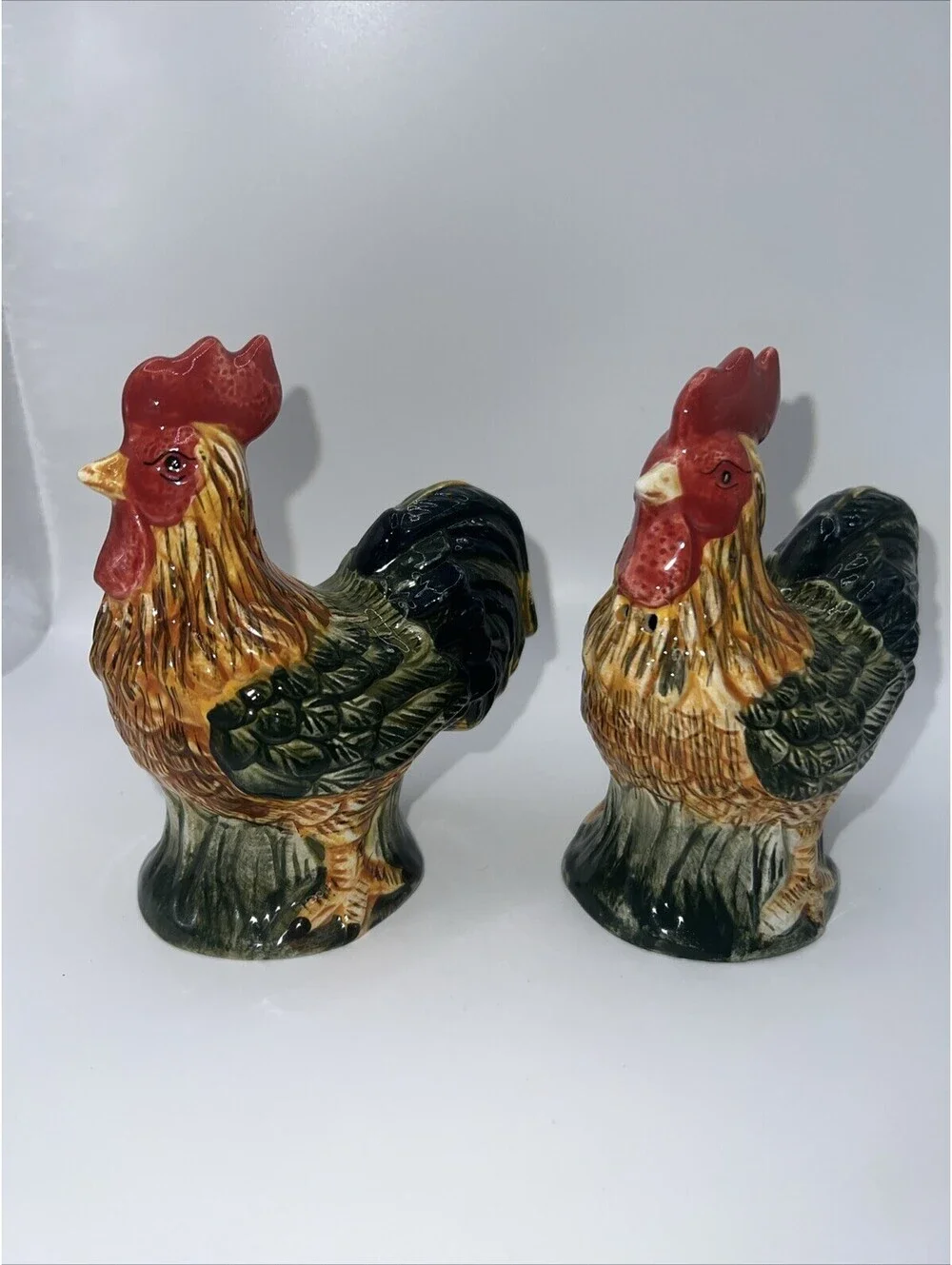 SET OF 2 ROOSTER CERAMIC SALT AND PEPPER SHAKERS  PRE-OWNED COLLECTIBLES ‘HOME’